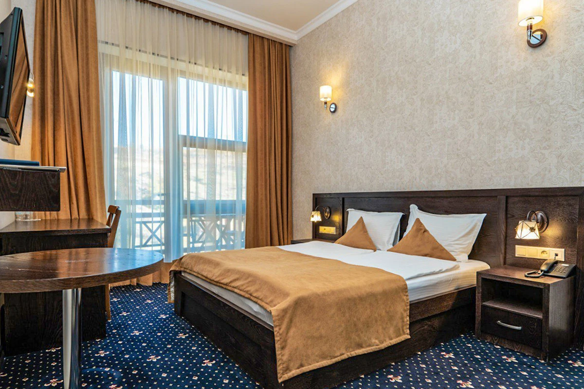 Deluxe, Ararat view
